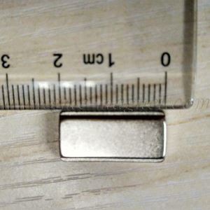 Neodyymimagneetti estaa magneetin, jossa asteikon magneetti