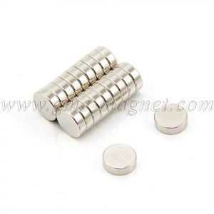 小的vahva微pienia magneetteja石英手表